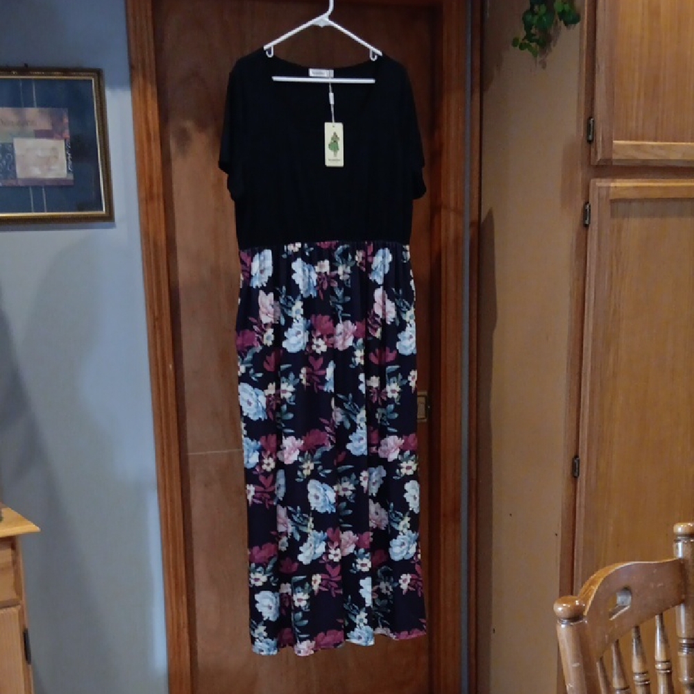 Chic Black and Floral Maxi Dress